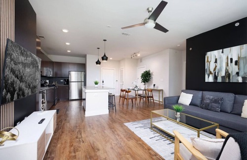 Southtown Apartment | Chic 2BR-Southtown Near Rvrwalk, Dome & Conv