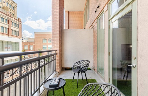 Atlantic Station Area Apartment | Chic 2BR2BA Loft – Atlantic Station, Walk to Shops, Dining & Events