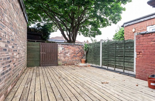 Offerton House | Chic 3 Bed House w/backyard - 9 mins from Manchester Centre