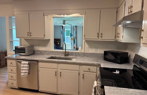 Greensboro House | Chic 3 Bedroom Midcentury Modern Retreat in Wonderful Greensboro