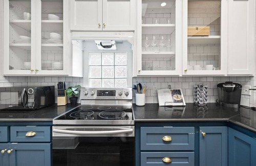 Downtown Sacramento Apartment | Chic 3-Bedroom Oasis: Minutes from Downtown Sac!