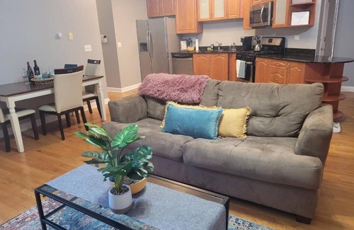 Woodlawn Condo | Chic 3-bedroom well-appointed condo near University of Chicago and Lakeshore
