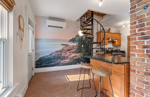 East Bayside Apartment | Chic 3 BR Retreat- Prime Old Port Spot with parking- Park and walk the town