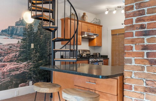 East Bayside Apartment | Chic 3 BR Retreat- Prime Old Port Spot with parking- Park and walk the town
