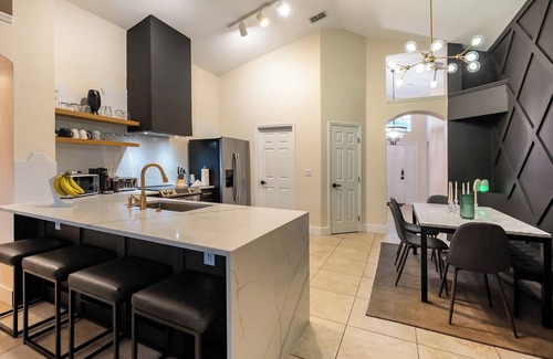 Sunrise Lakes House | Chic 3 BR w/Pool – Near Disney Magic