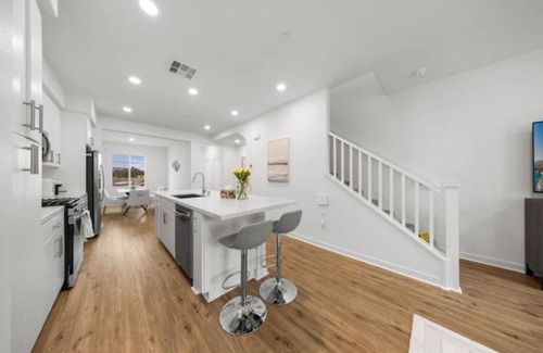 La Puente Condo | Chic 3B3.5B townhouse in La Puente