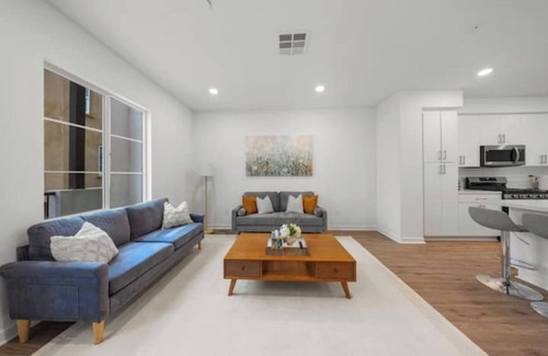 La Puente Condo | Chic 3B3.5B townhouse in La Puente