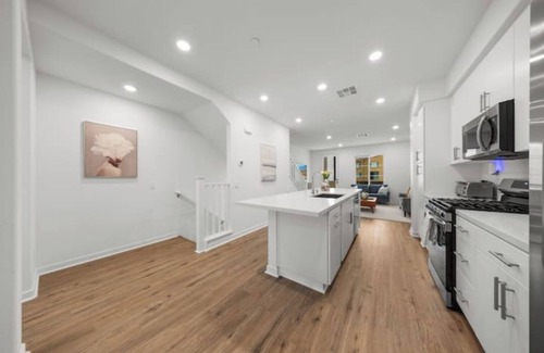 La Puente Condo | Chic 3B3.5B townhouse in La Puente