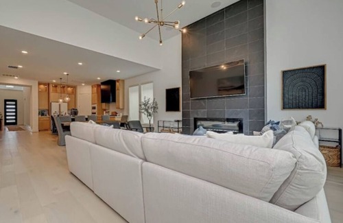Tomball House | Chic 3bdr modern home + BBQ in The Woodlands
