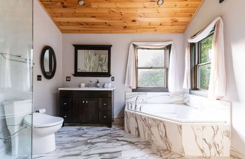 Delhi House | Chic 3BR Country Retreat