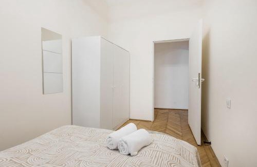 Palace District Apartment | Chic 3BR Gem in the Heart of Budapest- Walk to Krudy St