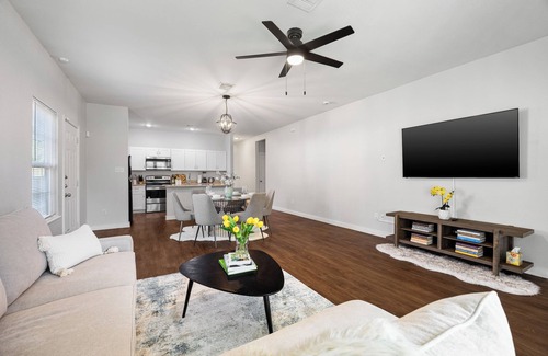 Dallas House | Chic 3BR Stay Mins to Downtown & Uptown
