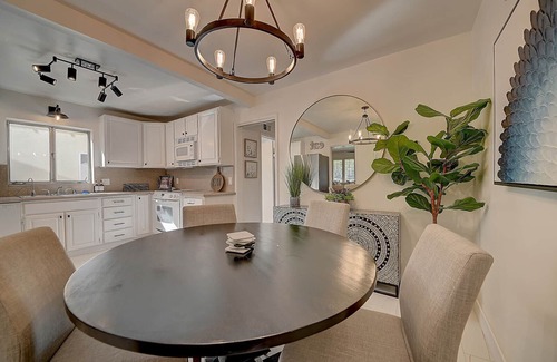 Orange House | Chic 4 BR Home - minutes to Angel Stadium. 2000 sq ft + Central AC + Grass Yard