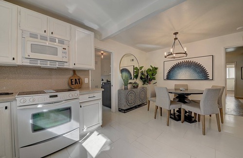 Orange House | Chic 4 BR Home - minutes to Angel Stadium. 2000 sq ft + Central AC + Grass Yard