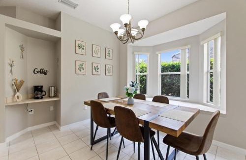 Haines City House | Chic 4BR,Heated Pool,Jacuzzi & Dining Oasis near Disney & Legoland