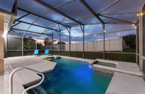 Haines City House | Chic 4BR,Heated Pool,Jacuzzi & Dining Oasis near Disney & Legoland