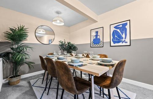 Sherborne St. John House | Chic 5-bedroom House in Basingstoke with Parking by PureStay