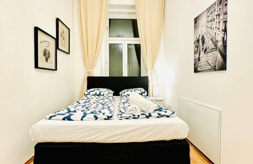 Liesing Apartment | Chic 5BR Apt for 10P; w/Direct City Access