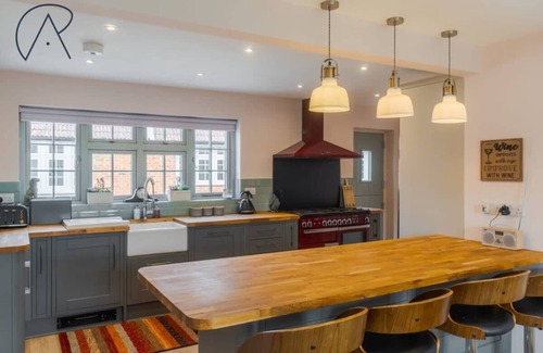 Maidenhead House | Chic 6-Bed Getaway, Private Drive, Near Windsor