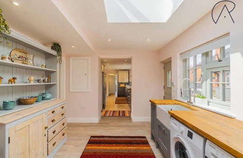 Maidenhead House | Chic 6-Bed Getaway, Private Drive, Near Windsor