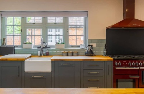 Maidenhead House | Chic 6-Bed Getaway, Private Drive, Near Windsor