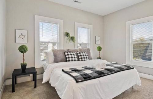Fountain Square House | Chic 6BR Retreat:10 beds 3.5 Baths for Groups*ste