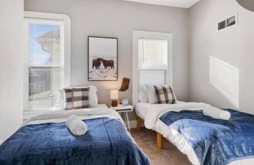 Fountain Square House | Chic 6BR Retreat:10 beds 3.5 Baths for Groups*ste