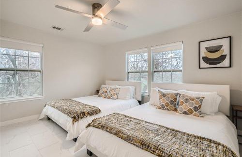 Foster Heights House | Chic 8BR Retreat Central East Austin for Large Groups