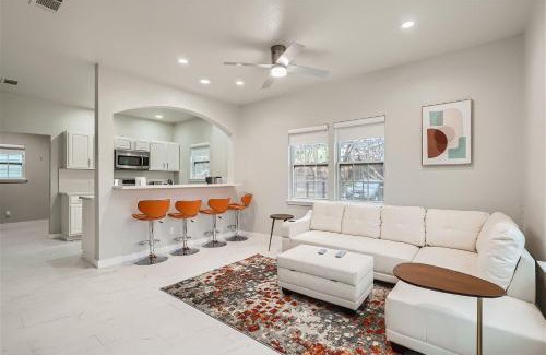 Foster Heights House | Chic 8BR Retreat Central East Austin for Large Groups
