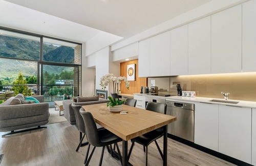 Arthur's Point Apartment | Chic Alpine Penthouse, Cosy with Fabulous Views