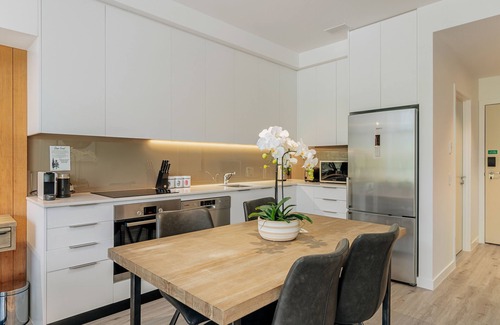 Arthur's Point Apartment | Chic Alpine Penthouse, Cosy with Fabulous Views