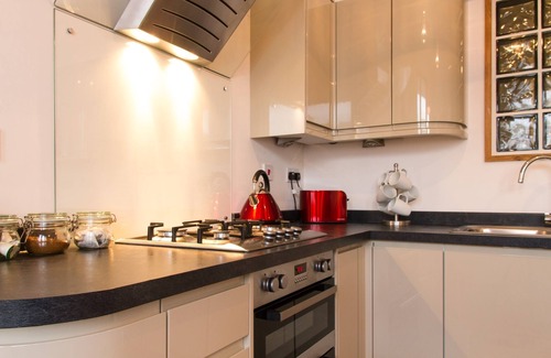 Eastbourne Seafront Apartment | Chic and central 1st floor apartment close to beach and cafes