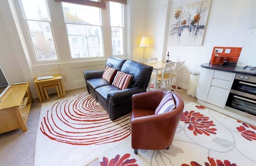 Eastbourne Seafront Apartment | Chic and central 1st floor apartment close to beach and cafes