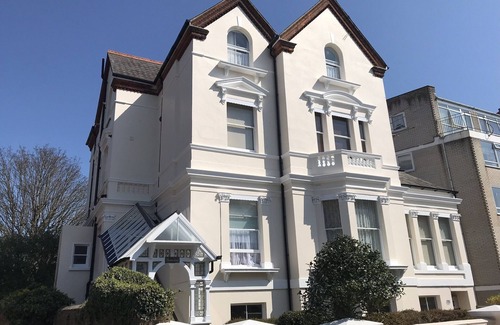 Eastbourne Seafront Apartment | Chic and central 1st floor apartment close to beach and cafes