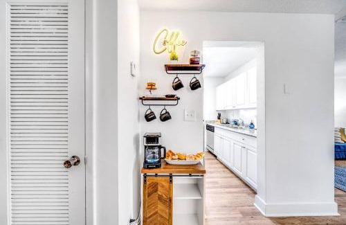 Survey Creek Apartment | Chic and Central Condo - Palm Wave Says
