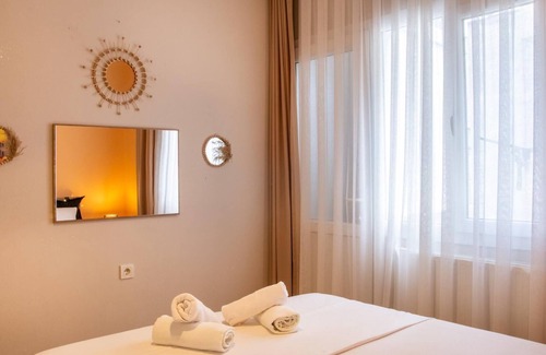 Guzelyalı Mahallesi Apartment | Chic and Centrally Located Flat in Izmir