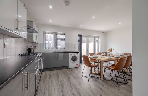 Slough House | Chic and Comfy 4 Bedroom Stay – Baylis Road