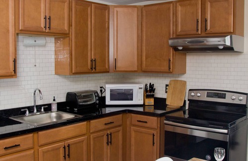 Niagara Falls Apartment | Chic and Cozy at Niagara Falls USA 5-min to the Falls in Little Italy Sleep 6