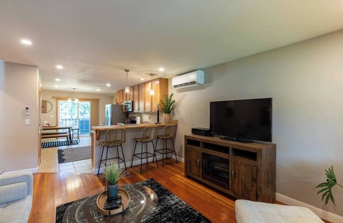 Mount Shasta House | Chic and cozy centrally located getaway