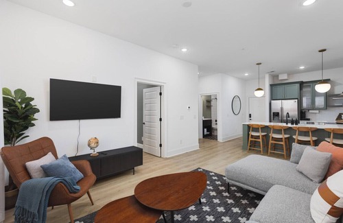 Cleveland Park Condo | Chic and Cozy Designer Condo 3 Miles to Downtown