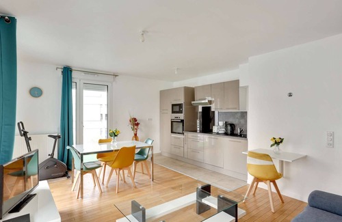 Universite Apartment | Chic apart with parking near Paris