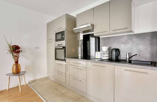 Universite Apartment | Chic apart with parking near Paris