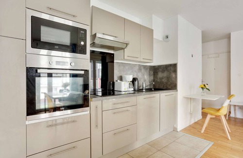 Universite Apartment | Chic apart with parking near Paris