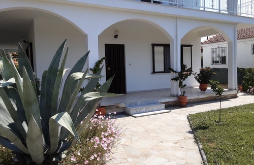 Nea Mesagkala Apartment | Chic apartment in a feel-good oasis 300 meters to the beach