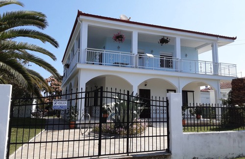 Nea Mesagkala Apartment | Chic apartment in a feel-good oasis 300 meters to the beach