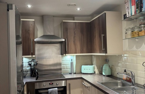 Stonebridge Apartment | Chic Apartment in London - Modern & Cosy, Sleeps 4