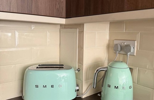 Stonebridge Apartment | Chic Apartment in London - Modern & Cosy, Sleeps 4