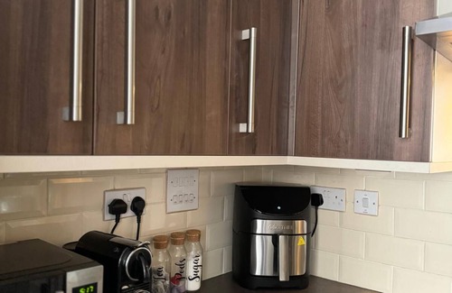 Stonebridge Apartment | Chic Apartment in London - Modern & Cosy, Sleeps 4