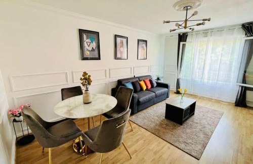 Le Bourget Apartment | Chic Appartement Design et Securise avec parking, Proche Paris I CDG