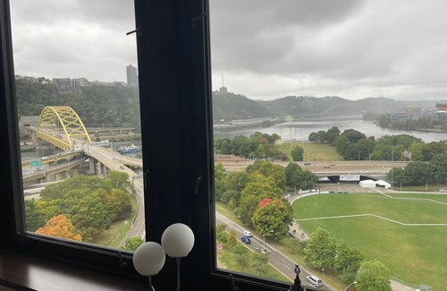 Downtown Pittsburgh Apartment | Chic Apt - Amazing Three Rivers Views in PGH Heart 24-7 Parking